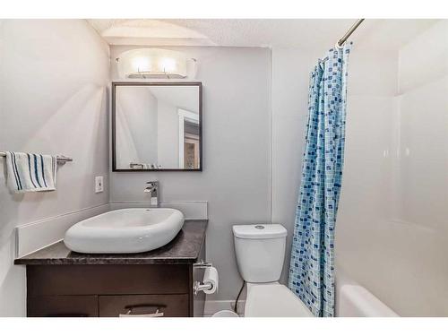 26-2318 17 Street Se, Calgary, AB - Indoor Photo Showing Bathroom