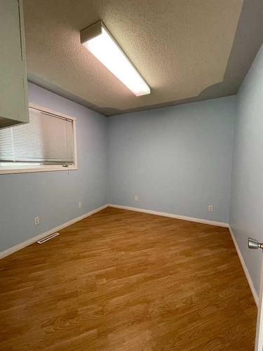 8140 47 Avenue Nw, Calgary, AB - Indoor Photo Showing Other Room