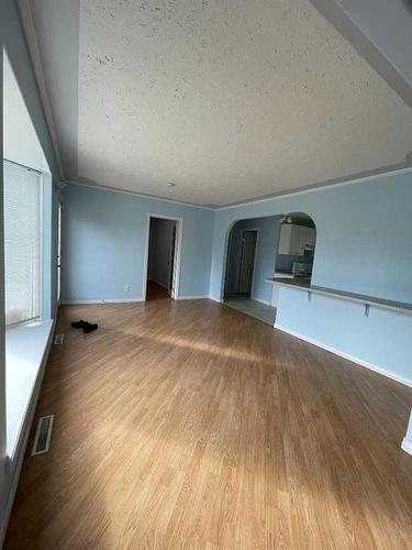 8140 47 Avenue Nw, Calgary, AB - Indoor Photo Showing Other Room