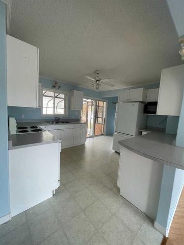 8140 47 Avenue Nw, Calgary, AB - Indoor Photo Showing Kitchen