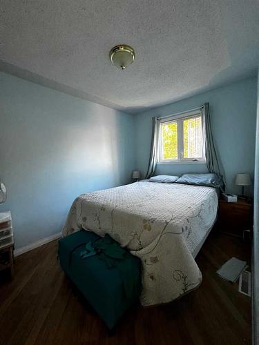 8140 47 Avenue Nw, Calgary, AB - Indoor Photo Showing Bedroom