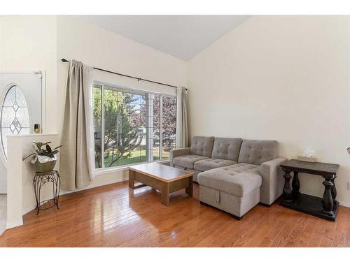 704 Woodside Drive Nw, Airdrie, AB - Indoor Photo Showing Living Room