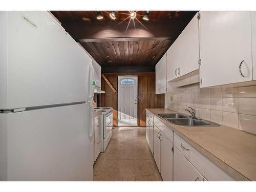 327 44 Avenue Nw, Calgary, AB - Indoor Photo Showing Kitchen With Double Sink