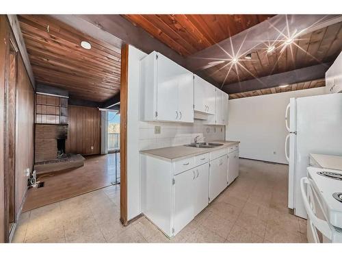 327 44 Avenue Nw, Calgary, AB - Indoor Photo Showing Kitchen With Double Sink