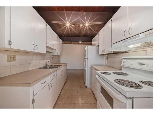 327 44 Avenue Nw, Calgary, AB - Indoor Photo Showing Kitchen With Double Sink