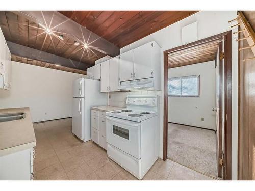 327 44 Avenue Nw, Calgary, AB - Indoor Photo Showing Kitchen