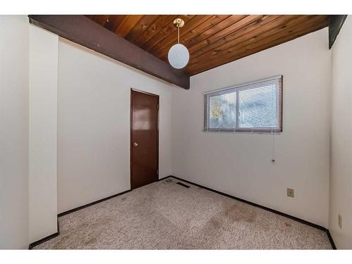 327 44 Avenue Nw, Calgary, AB - Indoor Photo Showing Other Room