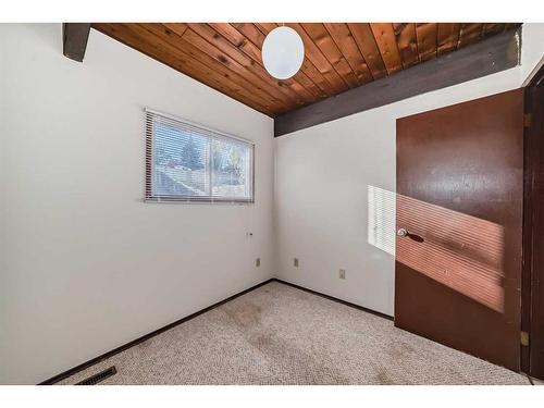 327 44 Avenue Nw, Calgary, AB - Indoor Photo Showing Other Room