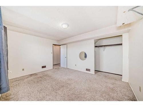 327 44 Avenue Nw, Calgary, AB - Indoor Photo Showing Other Room