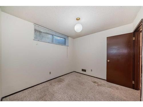 327 44 Avenue Nw, Calgary, AB - Indoor Photo Showing Other Room