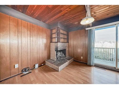 327 44 Avenue Nw, Calgary, AB - Indoor With Fireplace