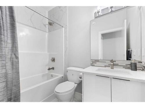 628 Muirfield Crescent, Lyalta, AB - Indoor Photo Showing Bathroom