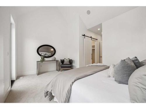 528 19 Avenue Sw, Calgary, AB - Indoor Photo Showing Bedroom