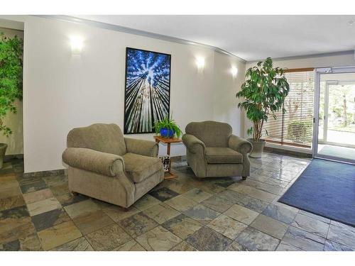 103-11642 Valley Ridge Park Nw, Calgary, AB - Indoor Photo Showing Living Room