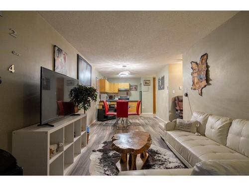 631-11620 Elbow Drive Sw, Calgary, AB - Indoor Photo Showing Living Room