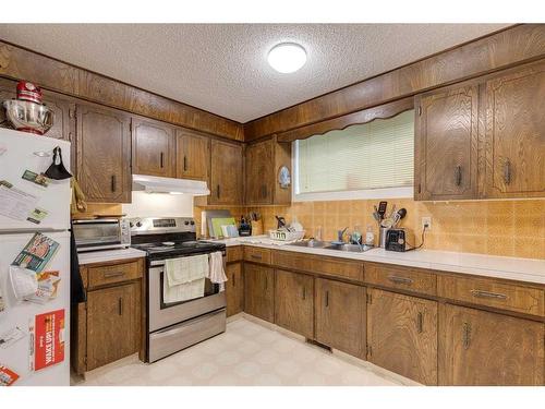 2527 16A Street Nw, Calgary, AB - Indoor Photo Showing Kitchen With Double Sink