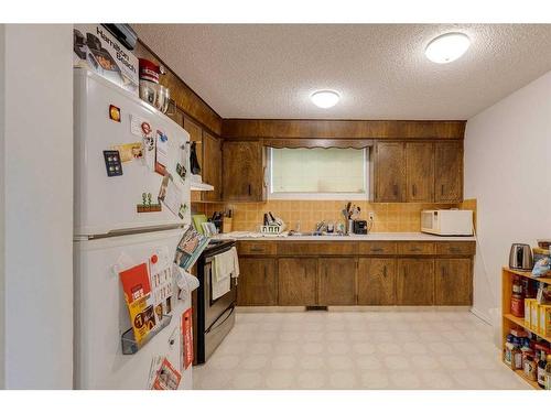 2527 16A Street Nw, Calgary, AB - Indoor Photo Showing Kitchen With Double Sink