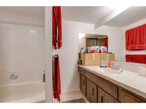 2527 16A Street Nw, Calgary, AB - Indoor Photo Showing Bathroom