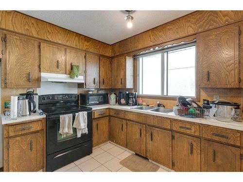 2527 16A Street Nw, Calgary, AB - Indoor Photo Showing Kitchen With Double Sink