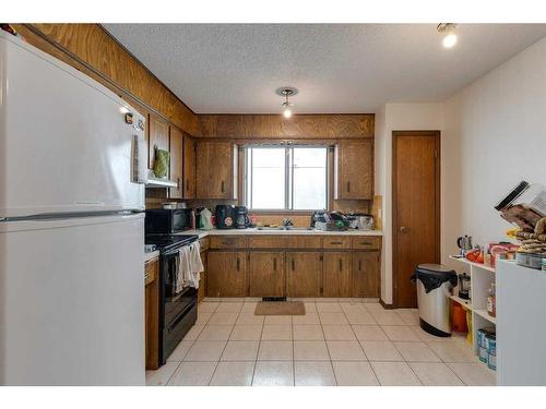 2527 16A Street Nw, Calgary, AB - Indoor Photo Showing Kitchen With Double Sink