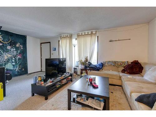 2527 16A Street Nw, Calgary, AB - Indoor Photo Showing Living Room