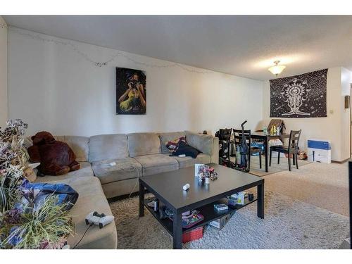 2527 16A Street Nw, Calgary, AB - Indoor Photo Showing Living Room