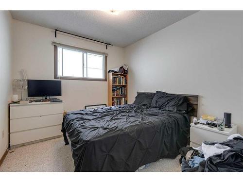 2527 16A Street Nw, Calgary, AB - Indoor Photo Showing Bedroom