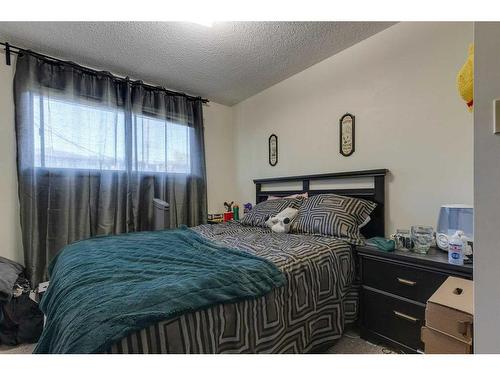 2527 16A Street Nw, Calgary, AB - Indoor Photo Showing Bedroom