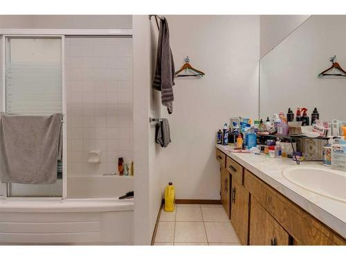 2527 16A Street Nw, Calgary, AB - Indoor Photo Showing Bathroom