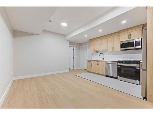 3019 36 Street Sw, Calgary, AB - Indoor Photo Showing Kitchen