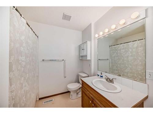 3327 28 Street Se, Calgary, AB - Indoor Photo Showing Bathroom