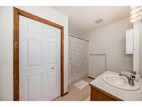 3327 28 Street Se, Calgary, AB - Indoor Photo Showing Bathroom