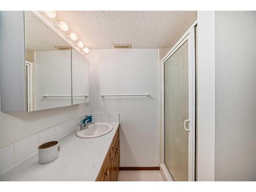 3327 28 Street Se, Calgary, AB - Indoor Photo Showing Bathroom