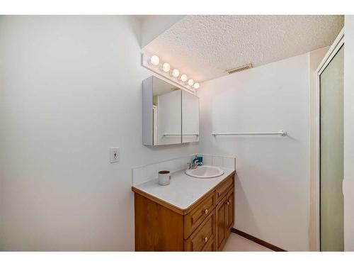 3327 28 Street Se, Calgary, AB - Indoor Photo Showing Bathroom