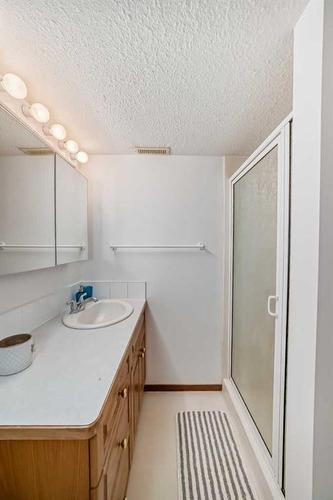 3327 28 Street Se, Calgary, AB - Indoor Photo Showing Bathroom