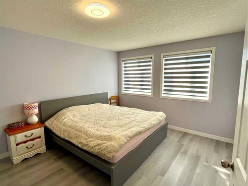 72 Rocky Vista Circle Nw, Calgary, AB - Indoor Photo Showing Bedroom