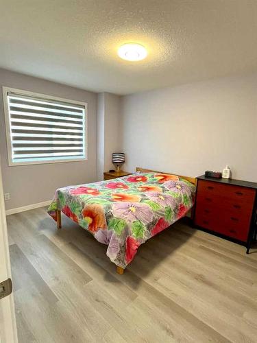 72 Rocky Vista Circle Nw, Calgary, AB - Indoor Photo Showing Bedroom