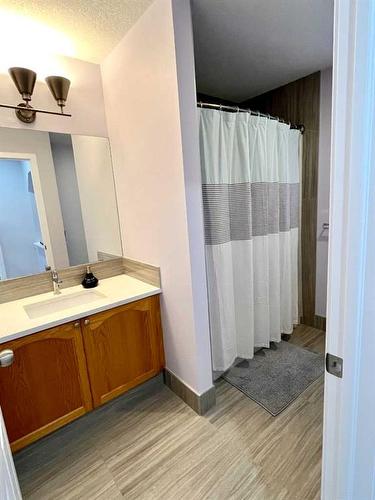 72 Rocky Vista Circle Nw, Calgary, AB - Indoor Photo Showing Bathroom