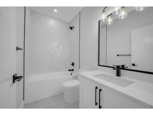 226 33 Avenue Ne, Calgary, AB - Indoor Photo Showing Bathroom