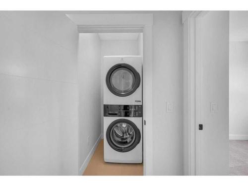 226 33 Avenue Ne, Calgary, AB - Indoor Photo Showing Laundry Room