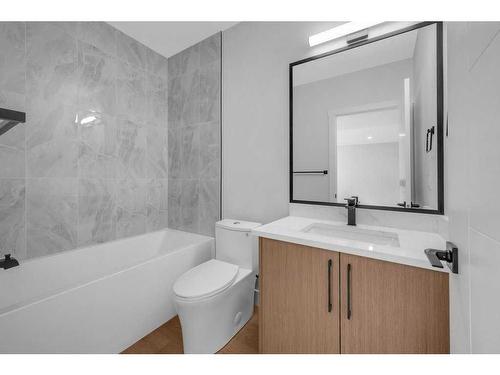 226 33 Avenue Ne, Calgary, AB - Indoor Photo Showing Bathroom