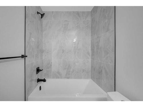 226 33 Avenue Ne, Calgary, AB - Indoor Photo Showing Bathroom