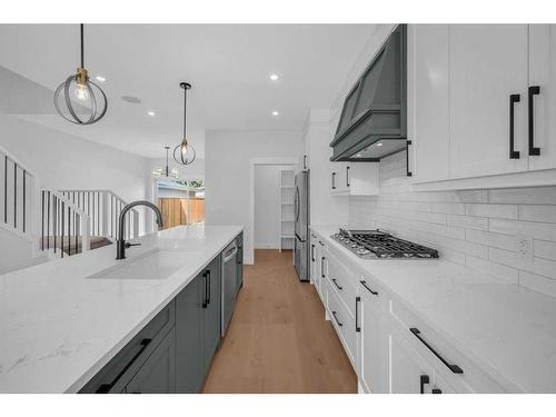 226 33 Avenue Ne, Calgary, AB - Indoor Photo Showing Kitchen With Upgraded Kitchen