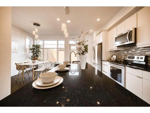 514-34 Avenue Ne, Calgary, AB - Indoor Photo Showing Kitchen With Upgraded Kitchen