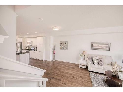 514-34 Avenue Ne, Calgary, AB - Indoor Photo Showing Living Room