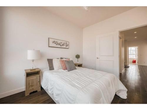 514-34 Avenue Ne, Calgary, AB - Indoor Photo Showing Bedroom