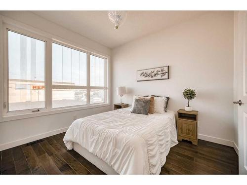 514-34 Avenue Ne, Calgary, AB - Indoor Photo Showing Bedroom