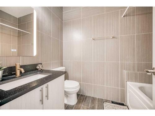 514 34 Avenue Ne, Calgary, AB - Indoor Photo Showing Bathroom