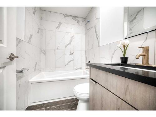 514 34 Avenue Ne, Calgary, AB - Indoor Photo Showing Bathroom