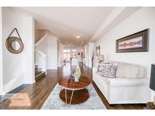 514-34 Avenue Ne, Calgary, AB - Indoor Photo Showing Living Room